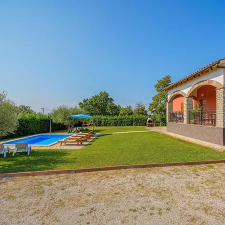 Dom wakacyjny 3 Bedroom Beautiful In Višnjan