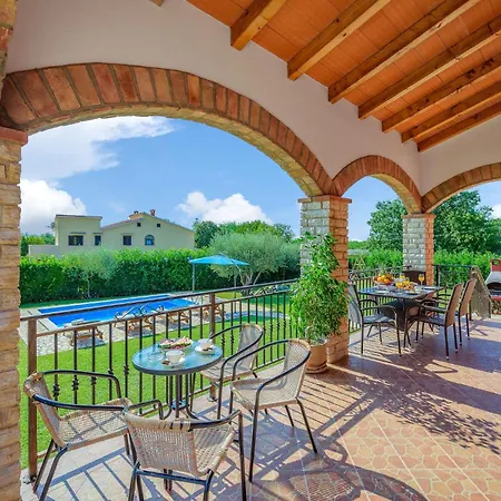 Vakantiehuis 3 Bedroom Beautiful In Višnjan