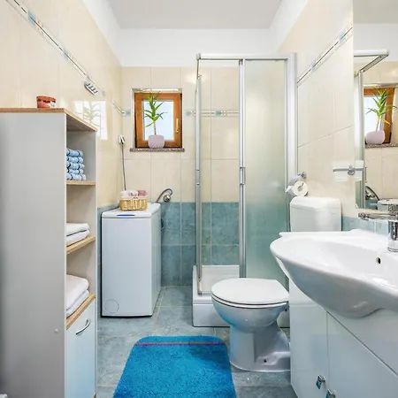 3 Bedroom Beautiful In Višnjan