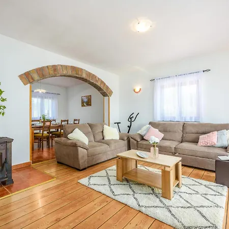 3 Bedroom Beautiful In Višnjan