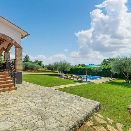 3 Bedroom Beautiful In Višnjan