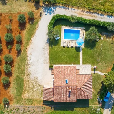 3 Bedroom Beautiful Home In Visnjan Holiday home