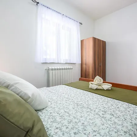 3 Bedroom Beautiful Home In Visnjan Holiday home