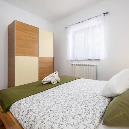 3 Bedroom Beautiful Home In Visnjan Holiday home *