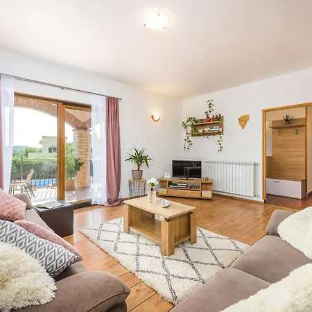 Holiday home 3 Bedroom Beautiful Home In Visnjan