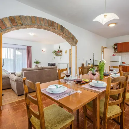 3 Bedroom Beautiful Home In Visnjan Holiday home Visnjan